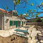 Lipa Mit Schwimmbad By Interhome Dom wakacyjny *