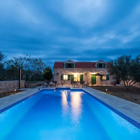 Lipa Mit Schwimmbad By Interhome