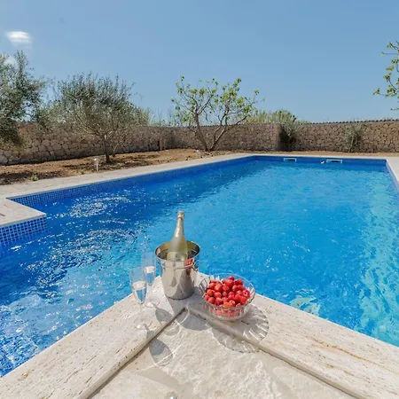 Holiday home Lipa Mit Schwimmbad By Interhome